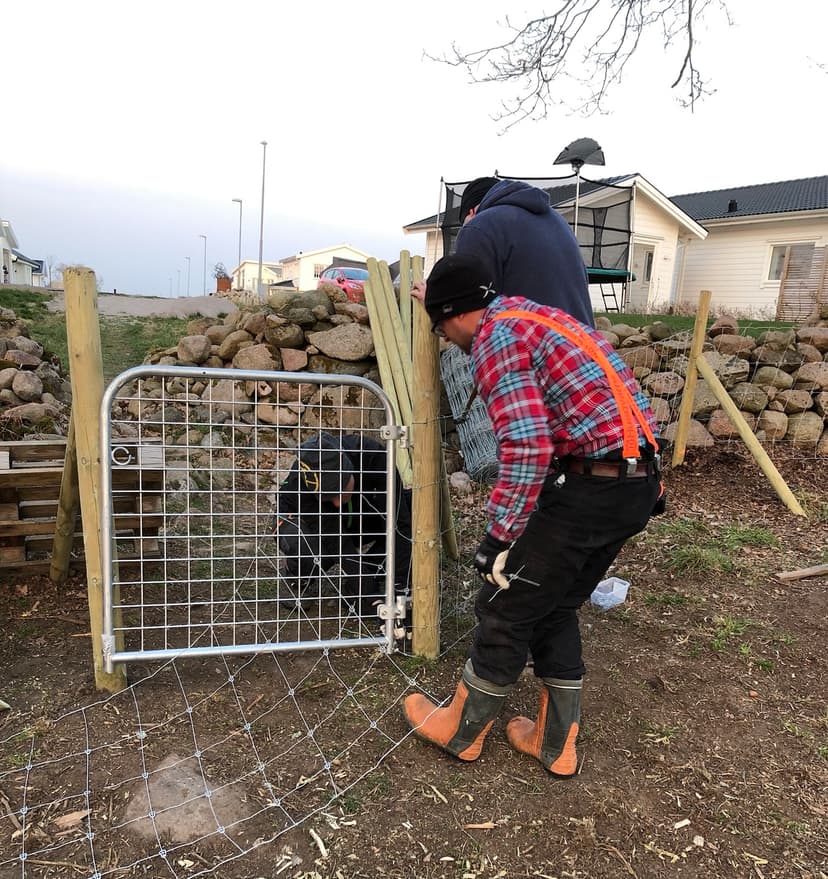 Grindar ger allmänheten tillgång till området.